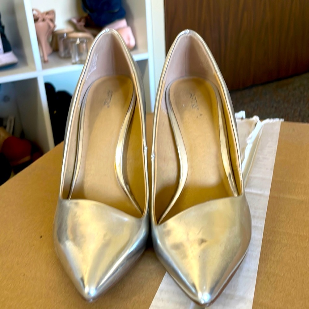Apt. 9 Silver Heels. - Picture 2 of 4